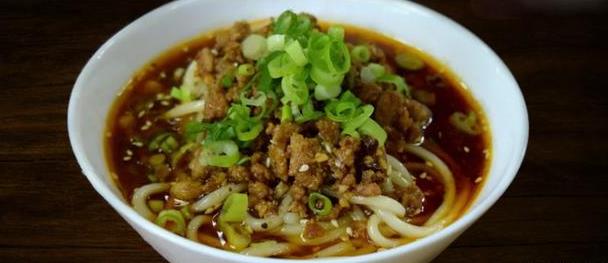 成都美食小吃担担面，卤汁酥香，咸鲜微辣
