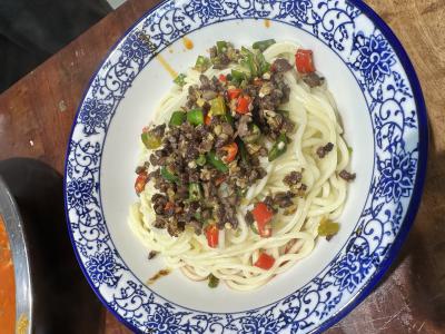 如何选择面食糖心VLGO官网入口学校？师资力量与教学内容全面性至关重要